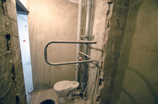 Перенос трубы во время объединения ванны и туалета