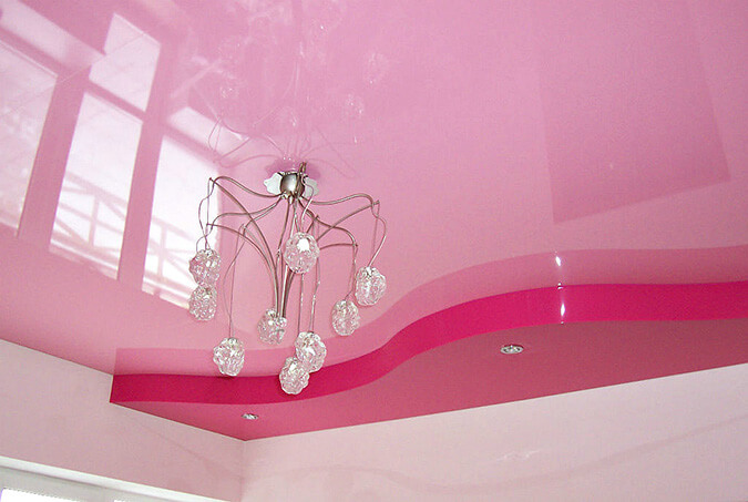 Розовый натяжной потолок из ПВХ 