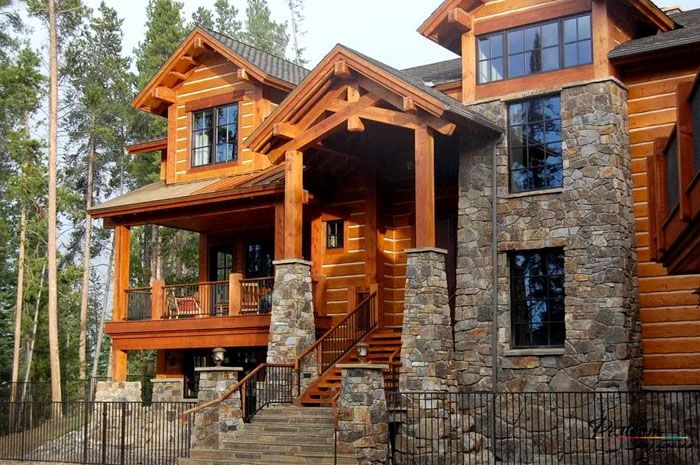 Великолепный внешний образ дома формирует камень в тандеме с деревянной обшивкой