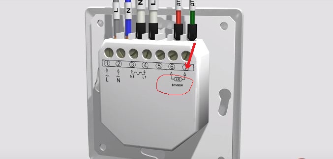 Провода от термодатчика соединяются с двумя крайними клеммами, обозначенными словом "Sensor"