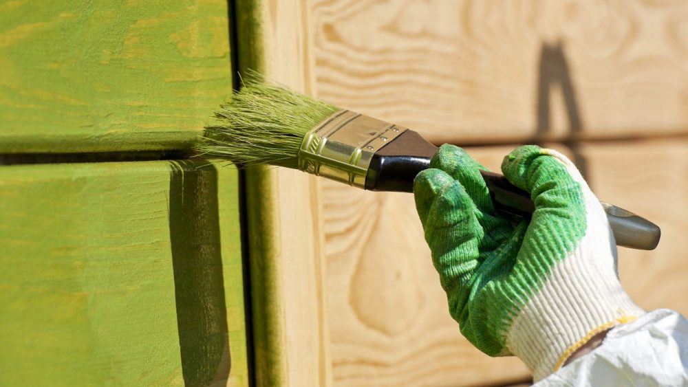 Даже покрытие цветной краской позволяет сохранить естественную текстуру древесины