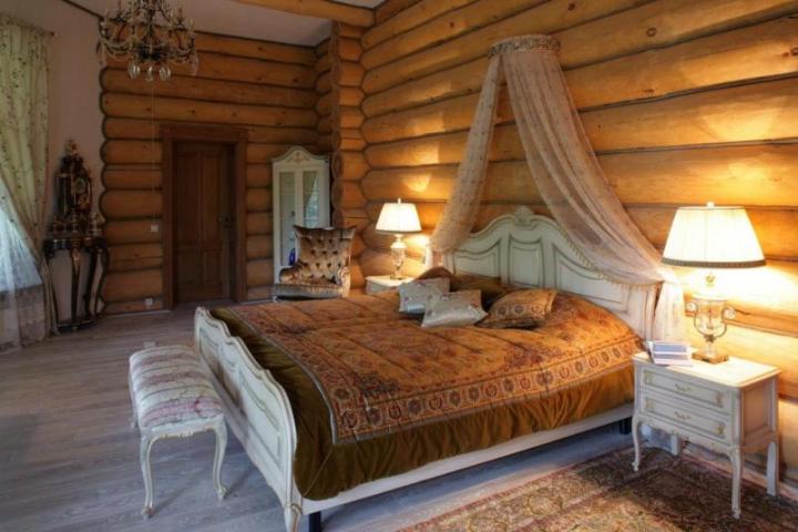 Интерьер спальни в деревянном доме: фото