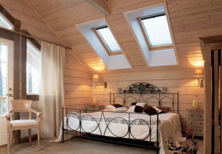 Светлая спальня внутри деревянного дома