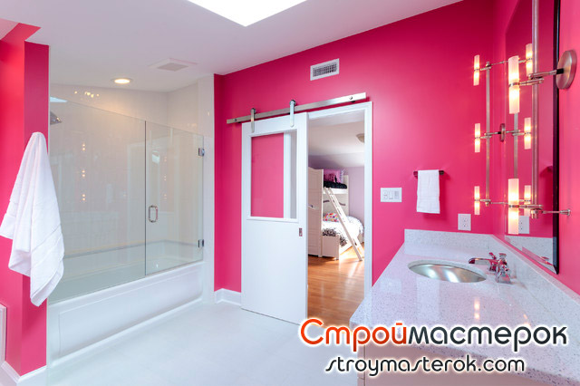 Ванная комната в розовых тонах с белой раздвижной дверью