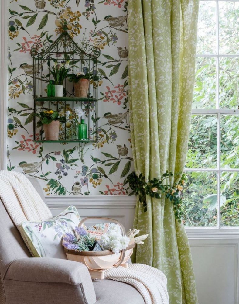 green-country-living-room-with-floral-wallpaper_0