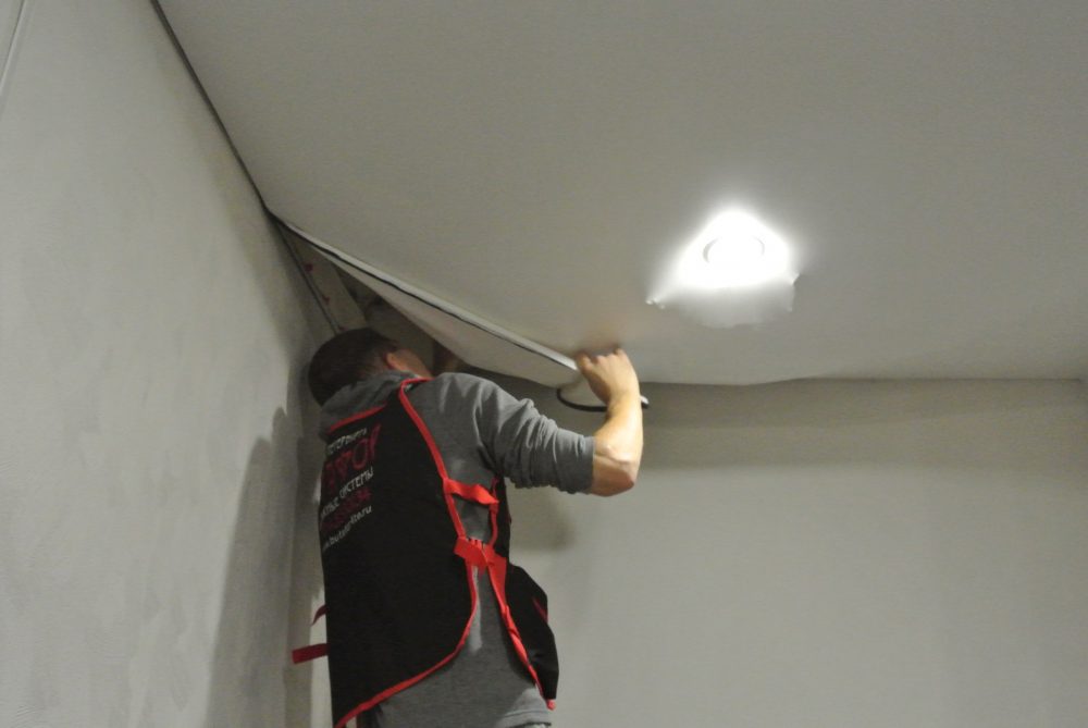 Стоит ли снимать натяжной потолок своими руками | Как снять натяжной потолок своими руками