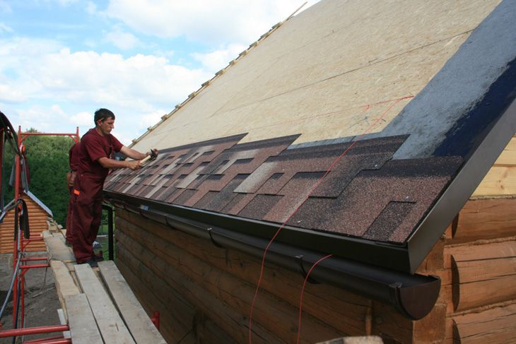 Передвигаться по скату крыши нужно только при помощи специальных лазов