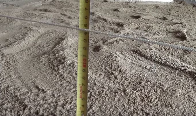 В данном случае от песчаной подушки до уровня будущего бетонного пола остается 15 см