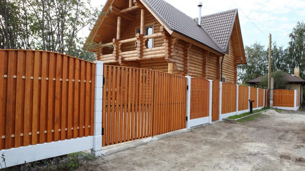 Тип ограды будет играть ключевую роль в общем виде дома