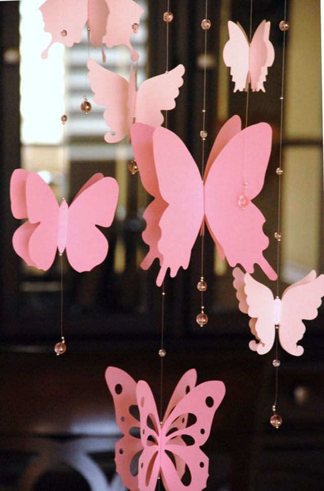 Гирлянды из бусин и бумажных бабочек помогут украсить комнату к любому торжеству