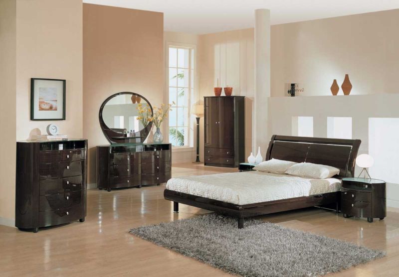 classic-and-simple-bedroom-trends-with-glossy-furniture-with-vanity-and-dresser-also-bed-couch-and-shag-rug-and-laminate-flooring-and-table-lamp