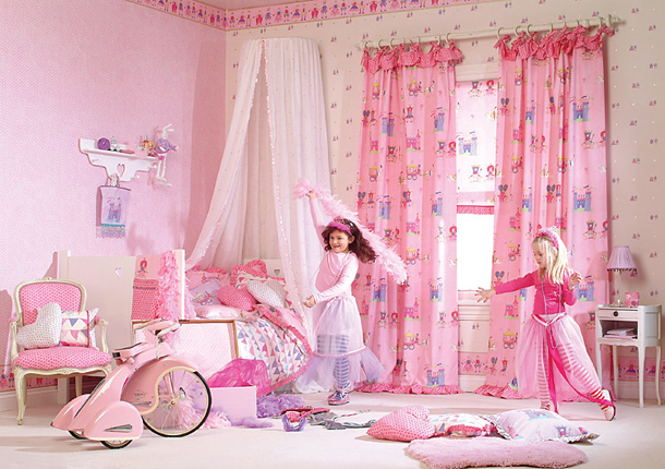 розовые шторы в интерьере комнаты для девочек