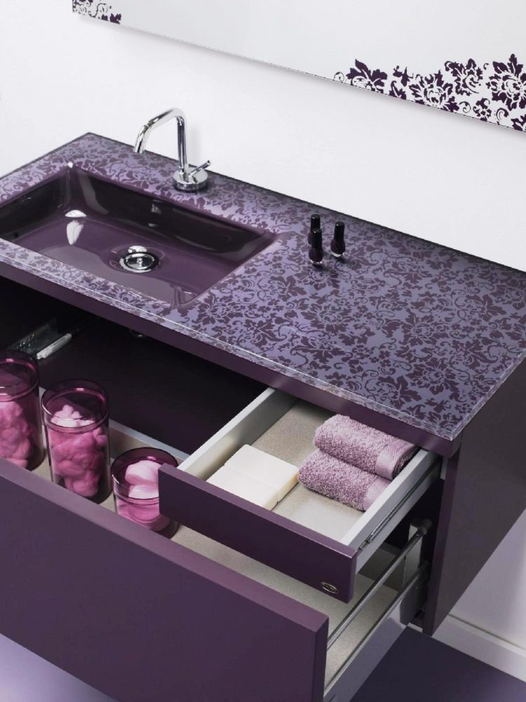 Фиолетовая тумба в ванной