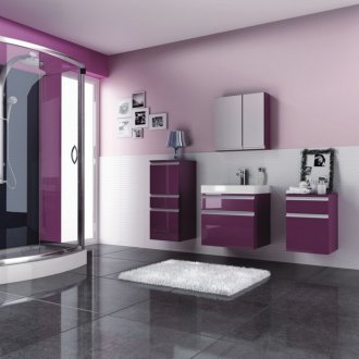 Современная ванная с фиолетовыми акцентами