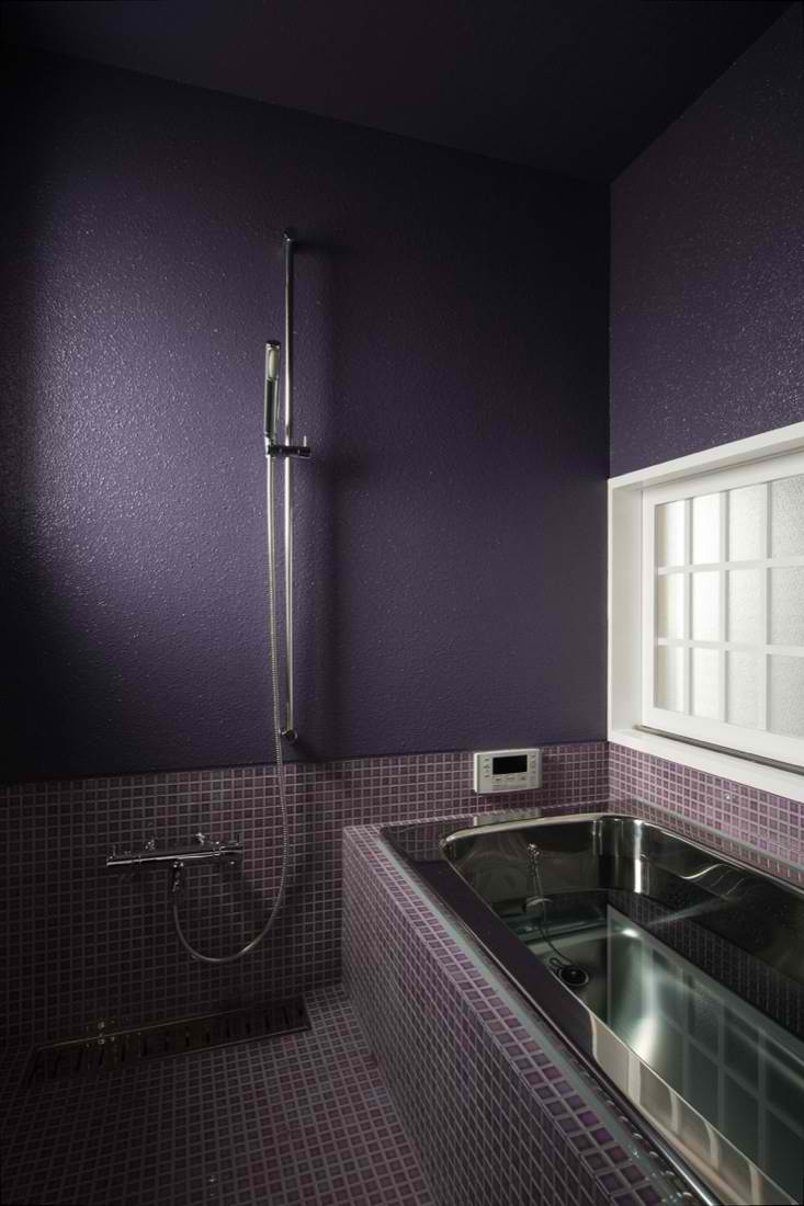 Темно-фиолетовая ванная