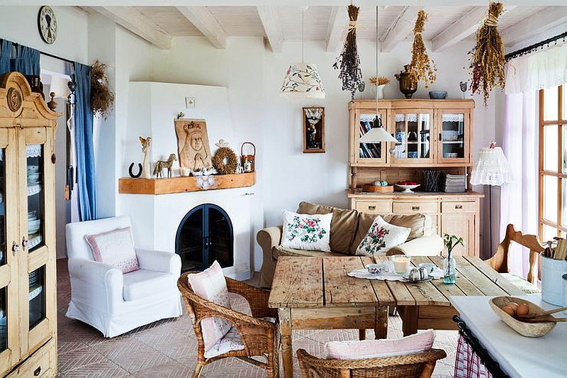 Кухня в деревенском стиле: деревянная мебель, гербарий, светлые занавески