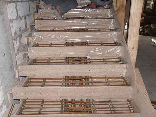Изготовление крыльца из бетона – установка деревянной опалубки