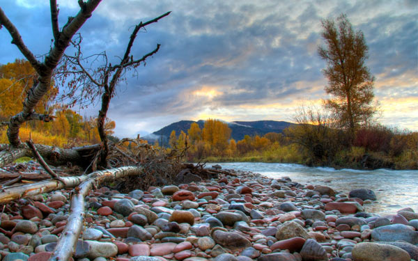 фото: камни на берегу реки