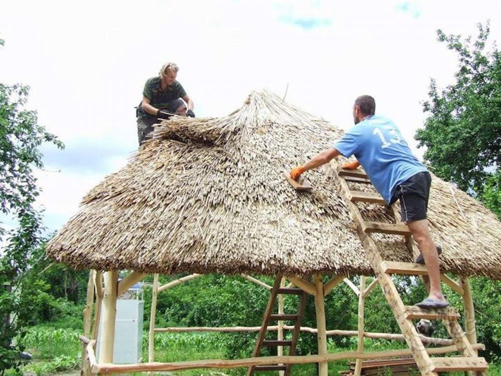 Делаем простую крышу из камыша для беседки