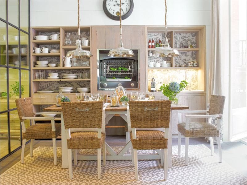 Кухня в средиземноморском стиле с деревянной и плетеной мебелью