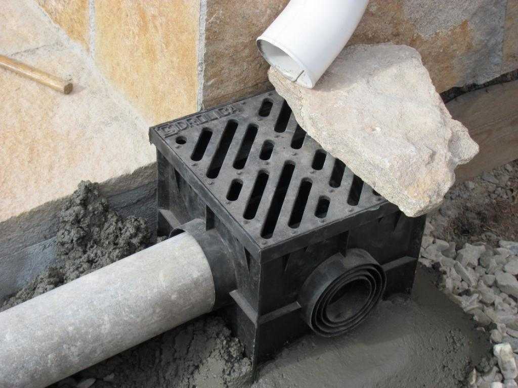 Установка дождеприемника - залить бетоном и "пригрузить" чем-то тяжелым, чтобы не выдавило