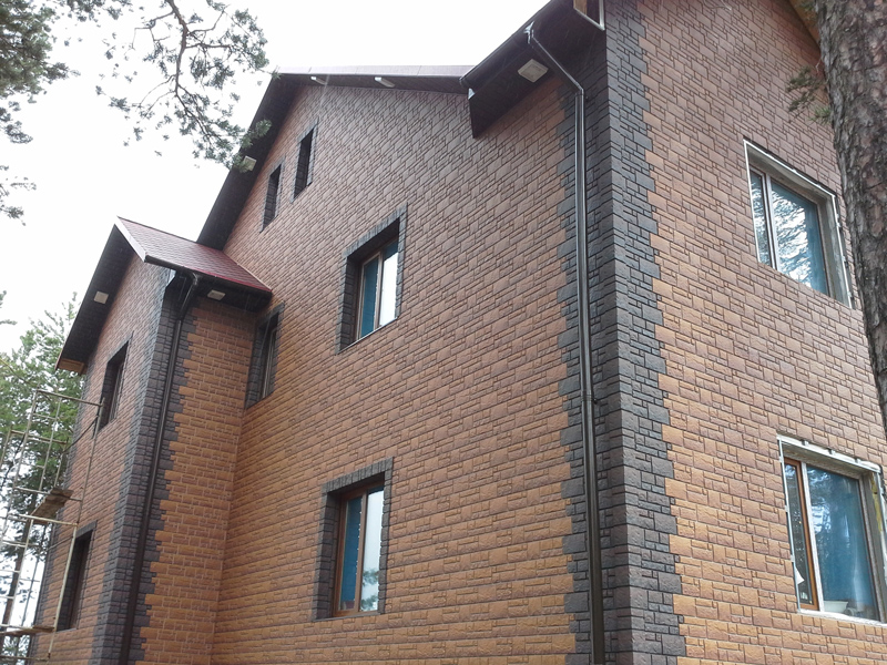 oblitsovka-fasada-tsokolnymi-panelyami