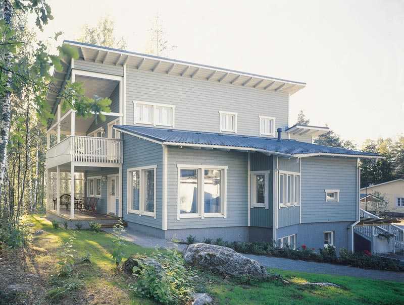 Этот дом существует. особенно хороши односкатные крыши в местностях с перепадом высоты