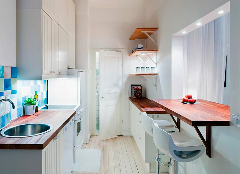 Раздаточное окно между кухней и комнатой