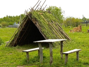 Самодельный простой шалаш на природе