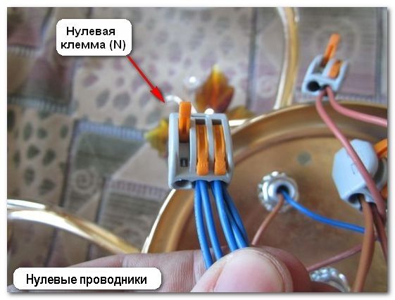 Соединять провода лучше через клеммники