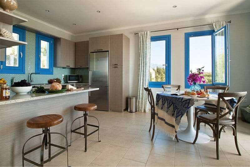 окна с синими рамами на кухне в средиземноморском стиле