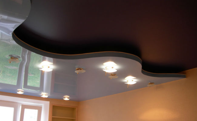 Комбинированный потолок в комнате со встроенным освещением 