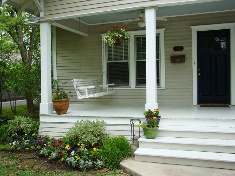 white-front-porch-design-l-4ce94fa93cbc0bbc