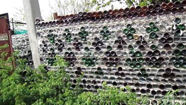 забор из пластиковых бутылок фото 20