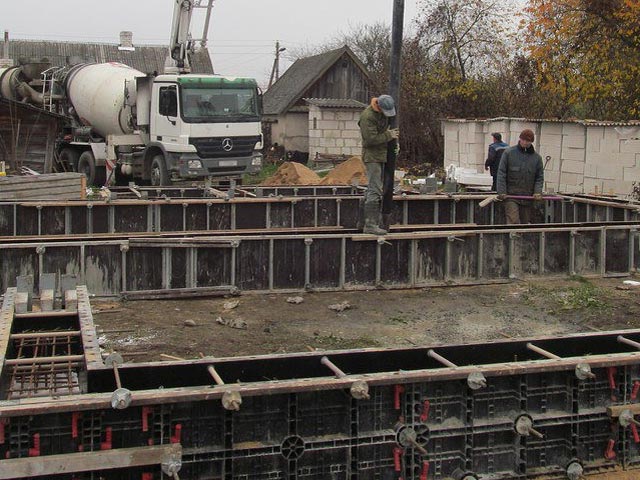 заливка фундамента бетононасосом