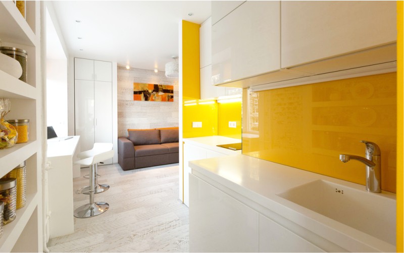 Желтый фартук в проходной кухне