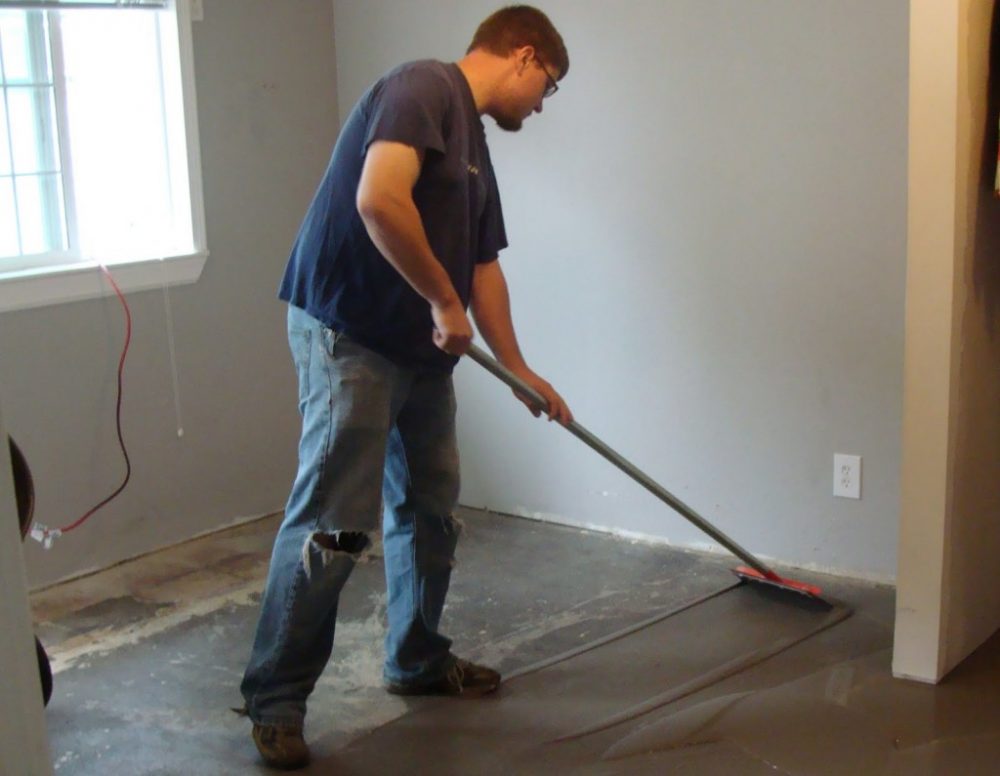 Базовая подготовка бетонного пола. Выравнивание и ремонт стяжки самонивелиром