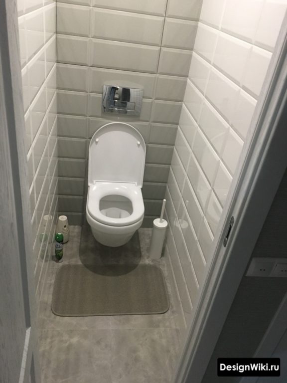Белый кабанчик у туалете