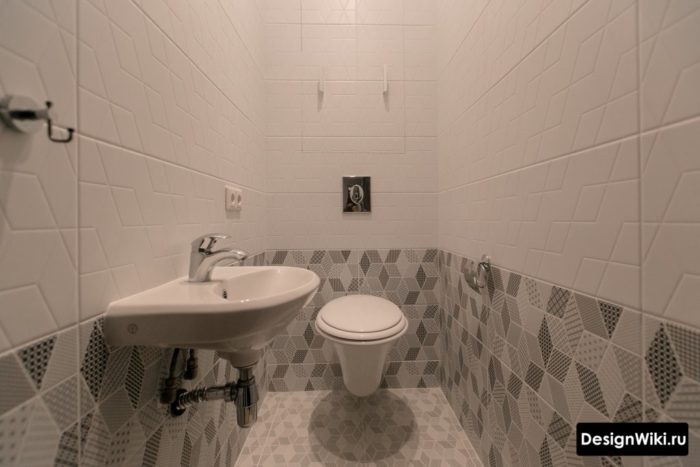 Геометрическая прямоугольная плитка в туалете