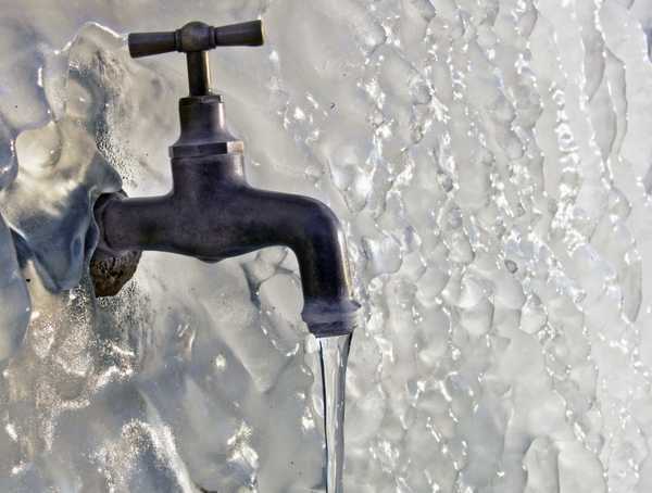 Зимой в неотапливаемой бане замерзает вся имеющаяся вода