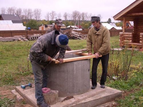 Установка домика на верхнее кольцо колодца