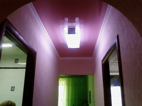 Фиолетовый натяжной потолок в прихожей