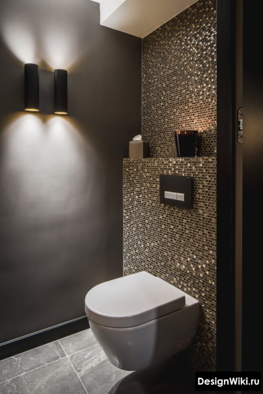 Черная крашенная стена с бра в туалете #дизайн #дизайнинтерьера