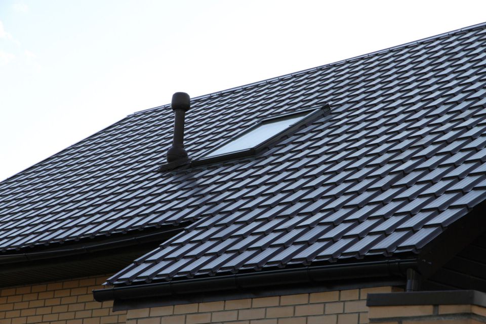 черная крыша с мансардным окном
